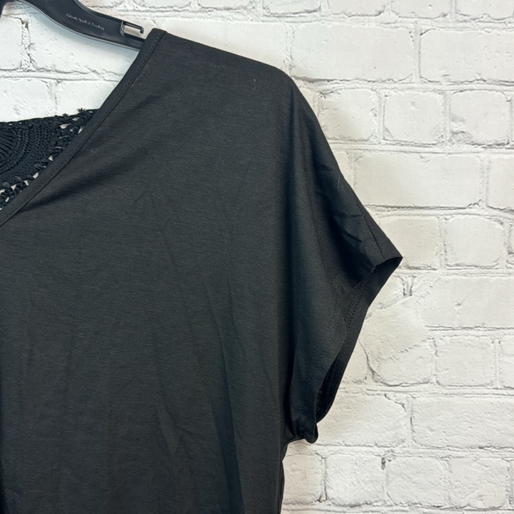 BloomChic Black V Neck Crochet Back Top Size Medium - Picture 3 of 6